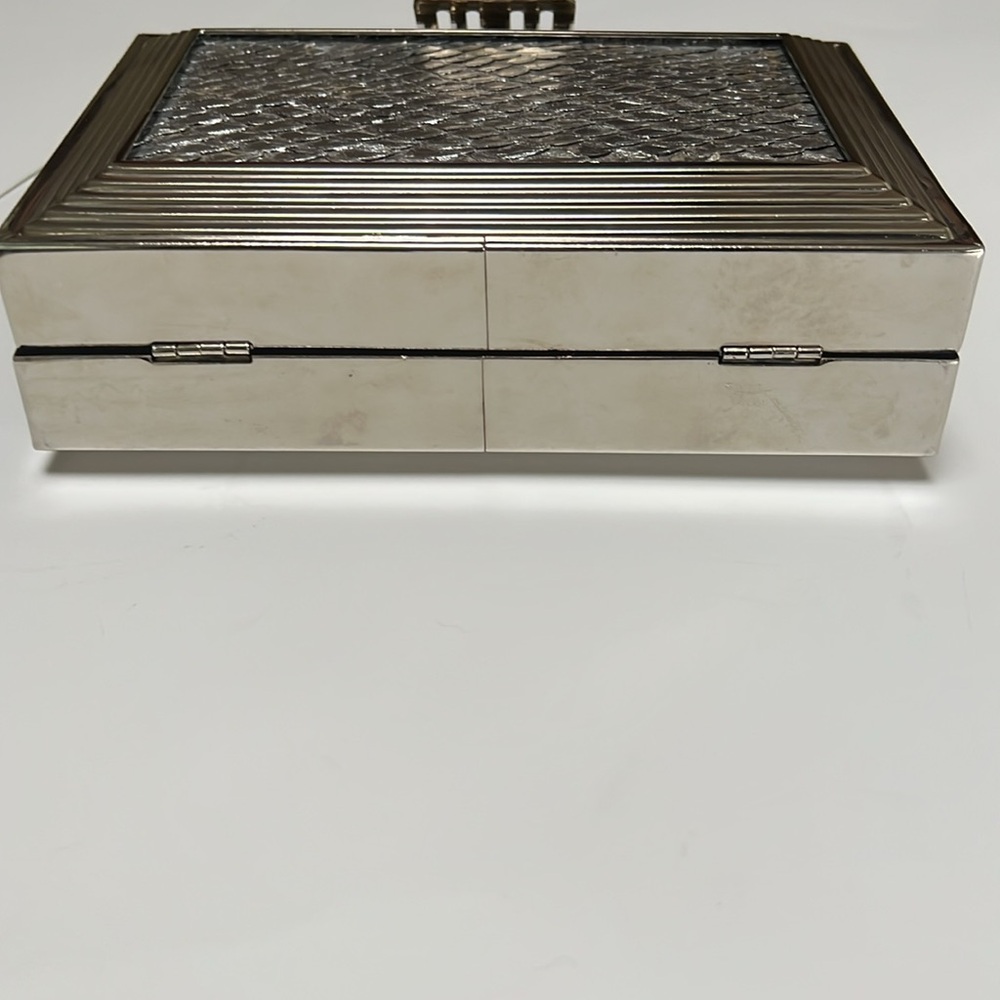 Silver Clutch Handbag • Reptile Print W/ silver hardware frame • - Picture 8 of 9